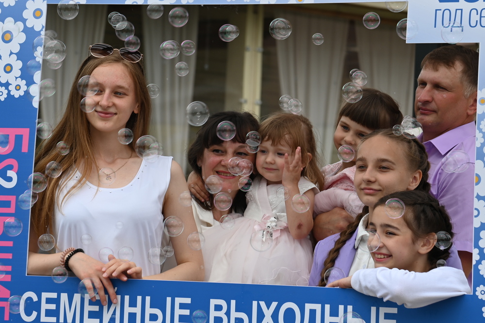 Александр Романенко и Виктор Томенко поздравили жителей Алтайского края с Днем семьи, любви и верности