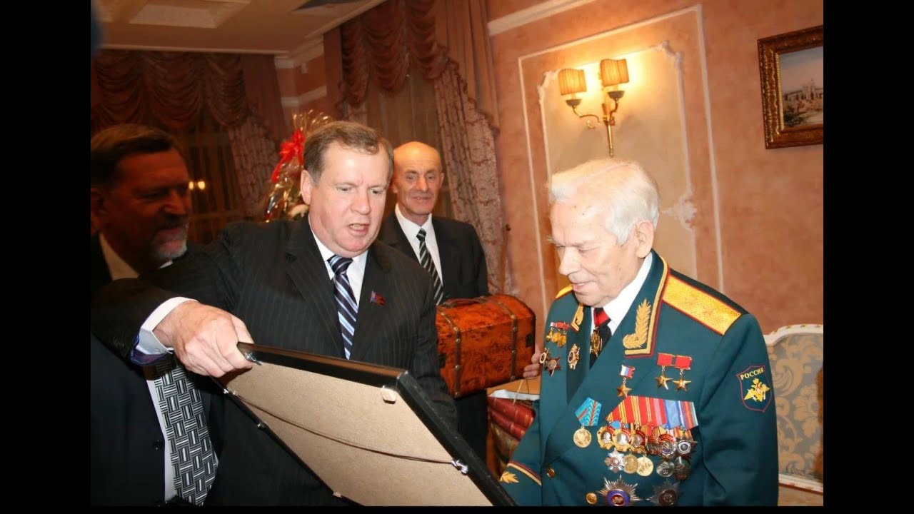 Иван Лоор поздравляет Михаила Тимофеивича Калашникова с 90-летним юбилеем ( 2009 год, г.Ижевск)