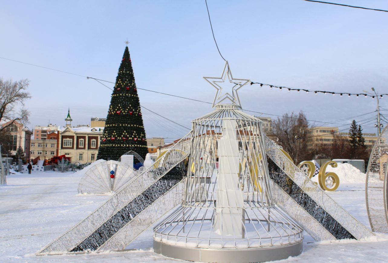 Новогодний городок на площади Свободы в Барнауле продолжают оформлять