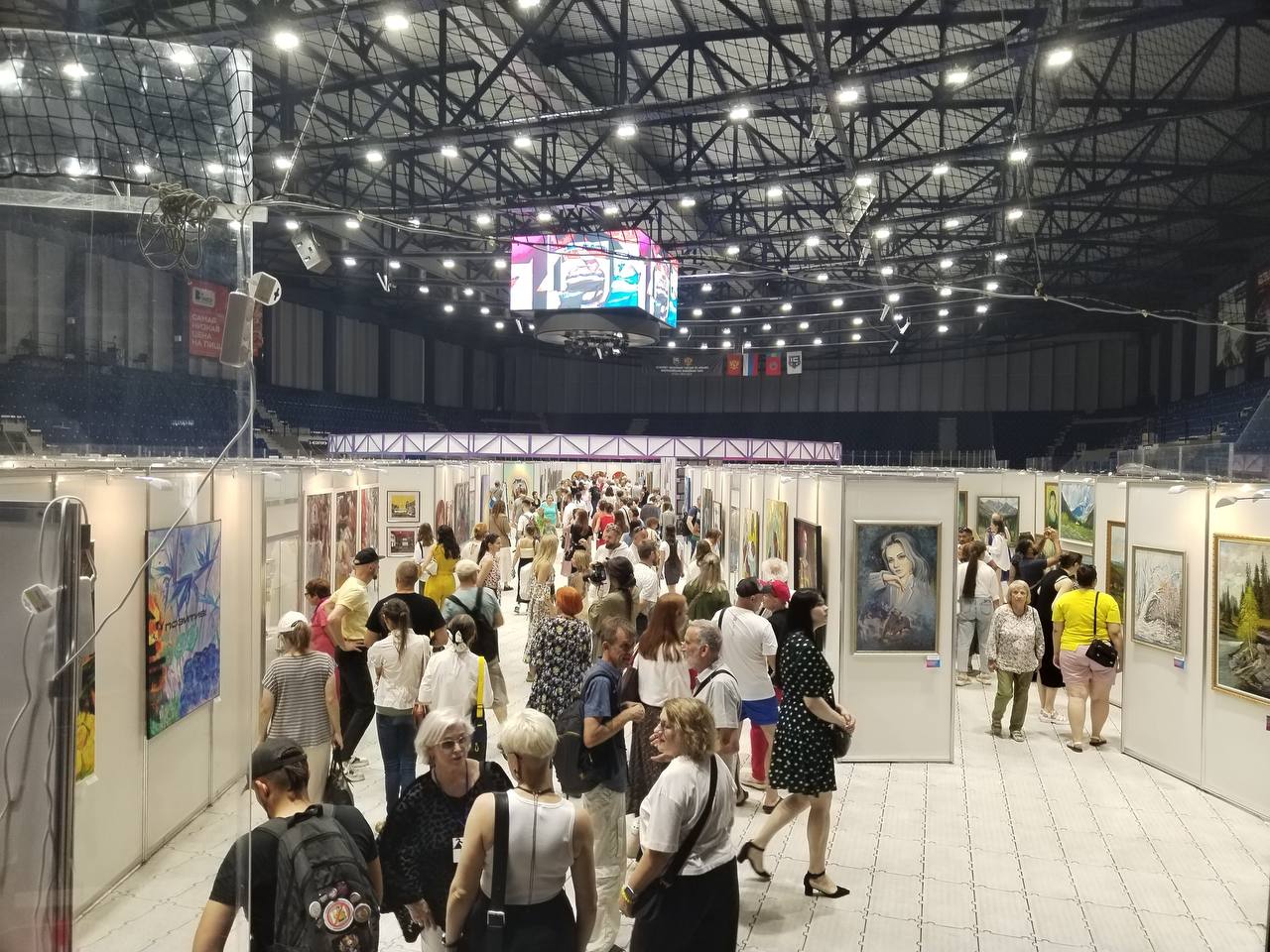 Выставку молодых художников «Аз.Арт.Сибирь» в столице Алтайского края в первые часы работы посетили более 1000 человек