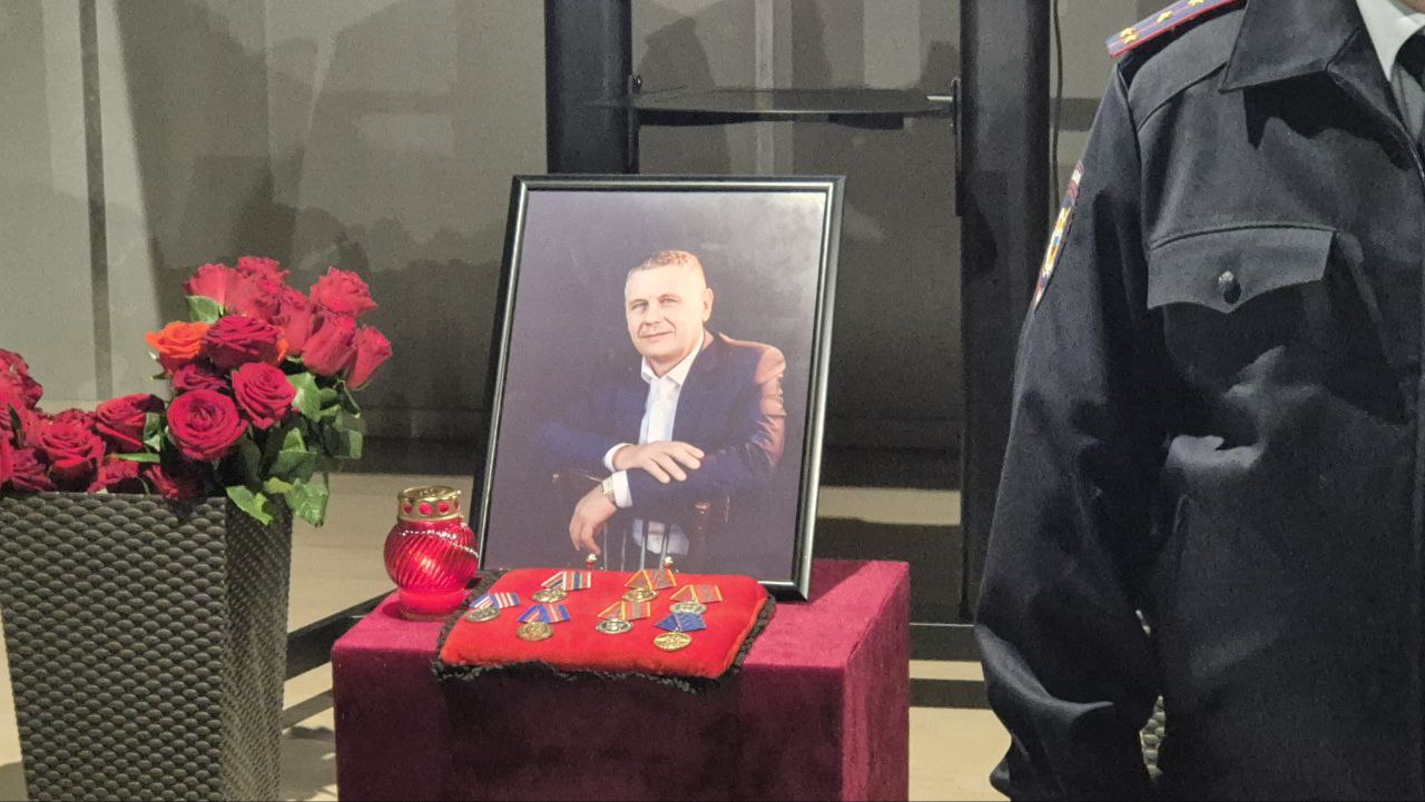 В Завьялово прошли похороны трагически погибшего главы района Николая Онищенко