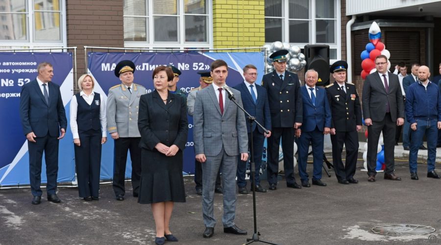 Депутаты и чиновники Алтайского края 1 сентября приветствовали учащихся в День знаний