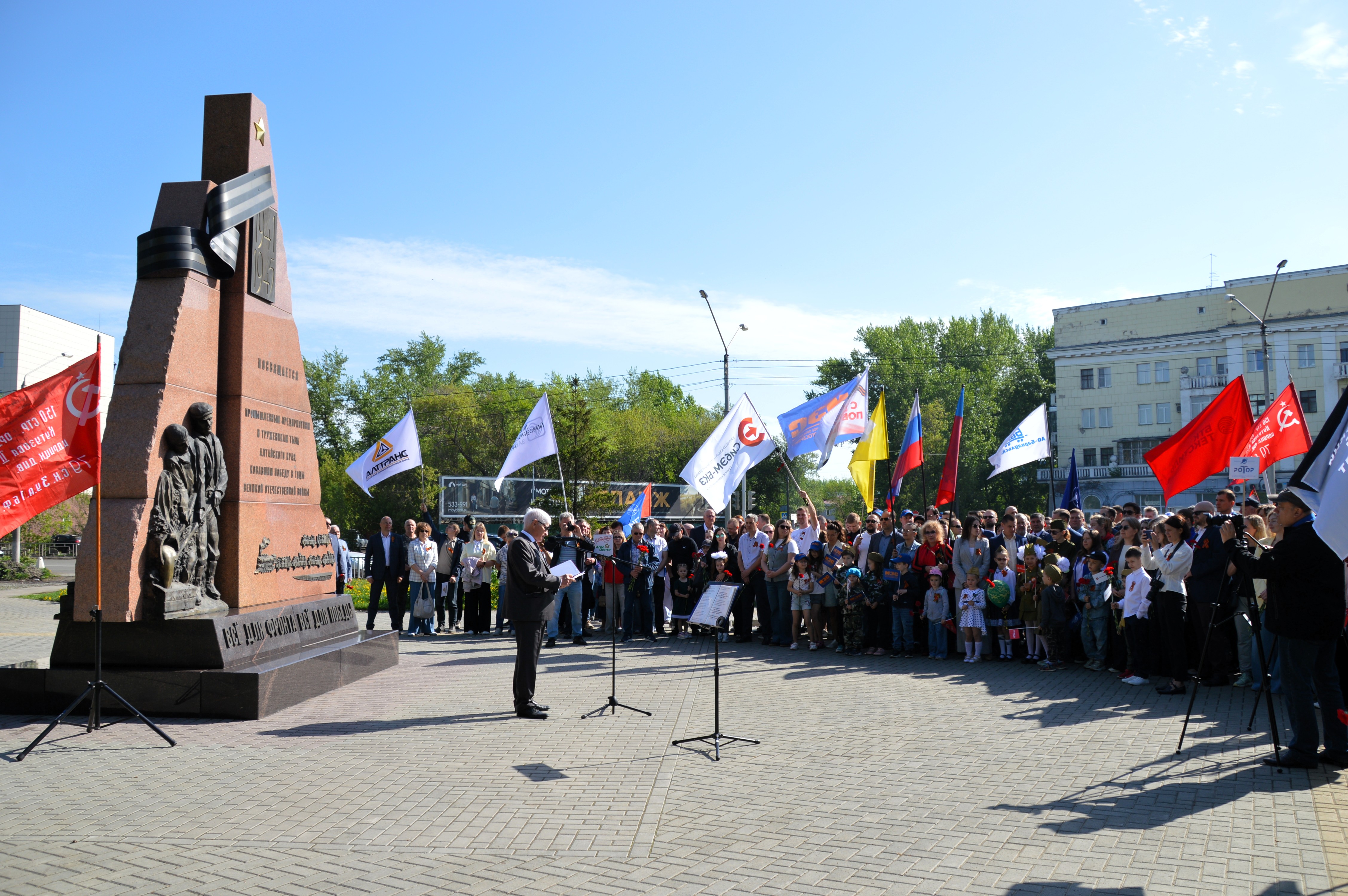 Промышленные предприятия Барнаула почтили память тружеников тыла у стелы «Заводам Победы»