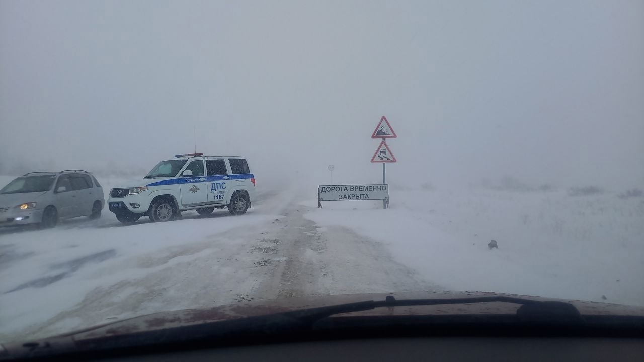 На 18 дорогах в Алтайском крае ограничено движение транспорта из-за сильной метели