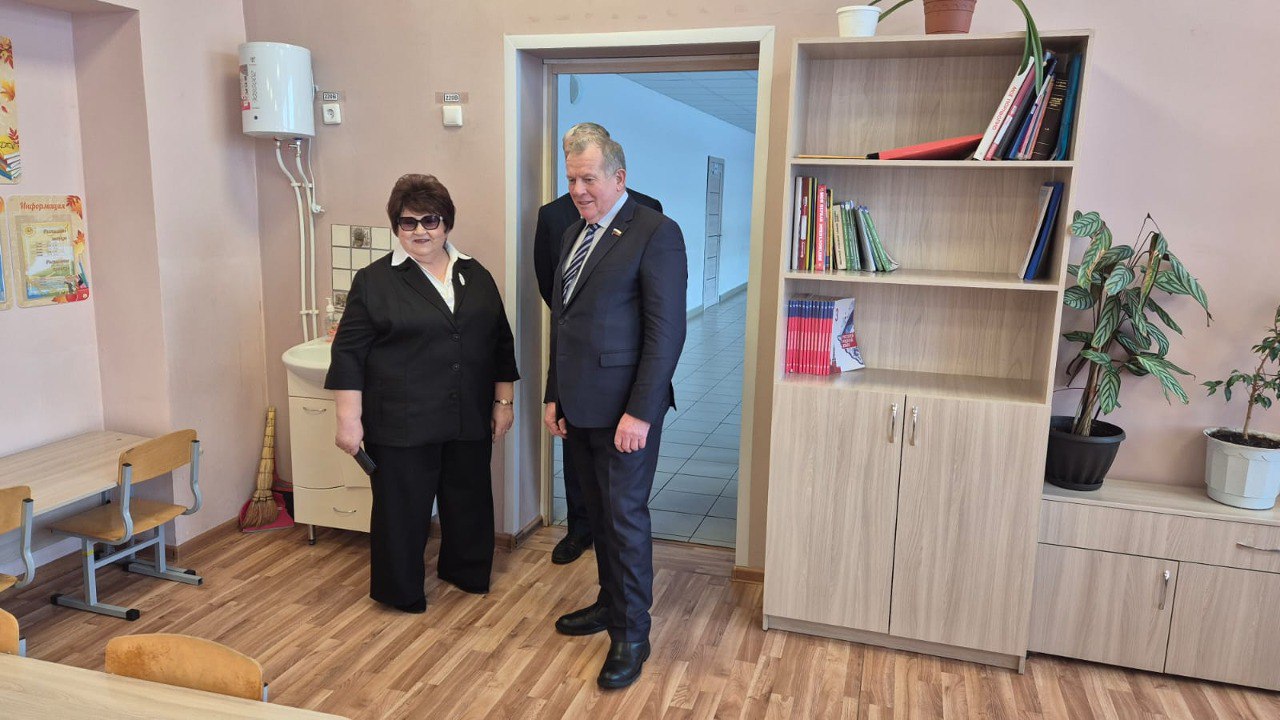 Депутат Госдумы Иван Лоор поздравил кипринских учителей с 50-летием их школы