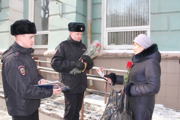 Алтайские участковые поздравили жительниц края с приближающимся Международным женским днем