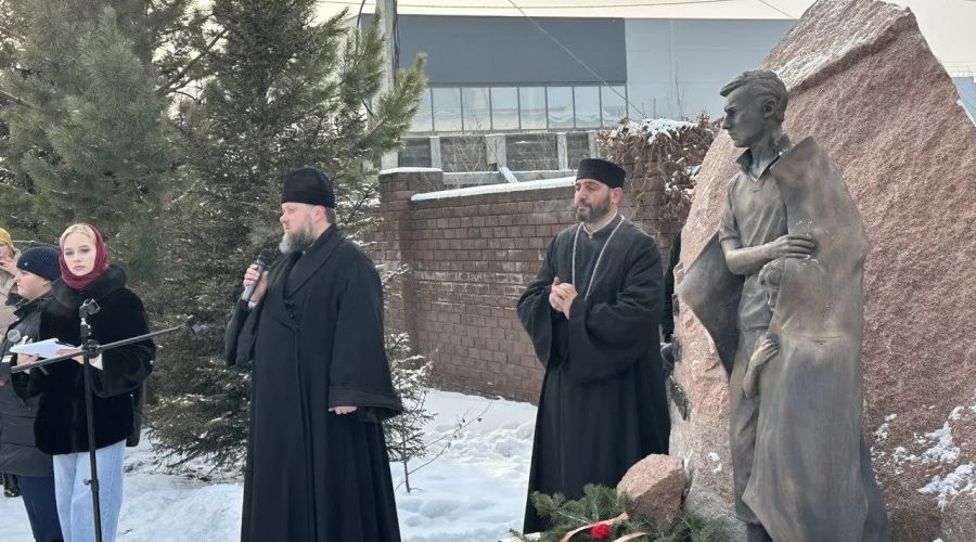 В Барнауле открыли памятник детям войны