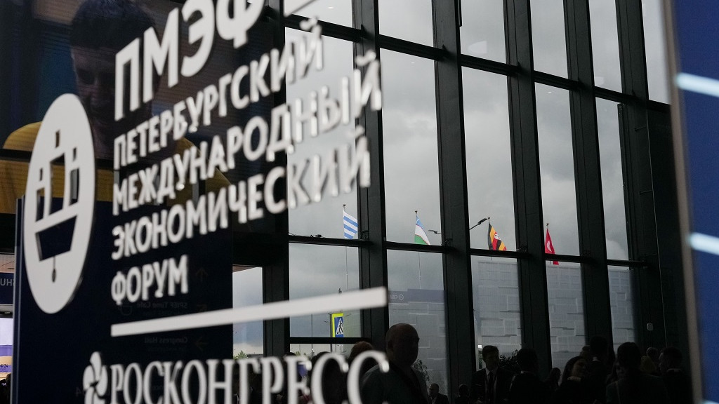 Делегация Алтайского края во главе с Губернатором Виктором Томенко начинает работать на Петербургском международном экономическом форуме