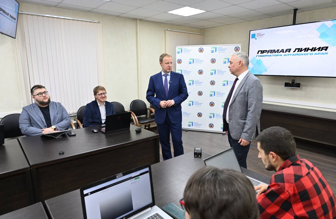 Губернатор Алтайского края Виктор Томенко готовится к Прямой линии