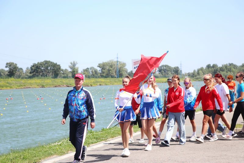 Первенство Сибири и Урала по гребле на байдарках и каноэ стартовало в Барнауле